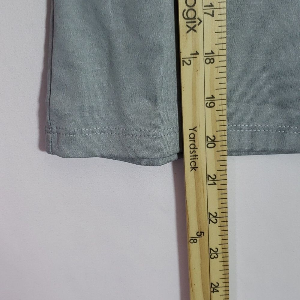 Umbro Girls Size Medium Gray top (AJ) - Picture 6 of 7